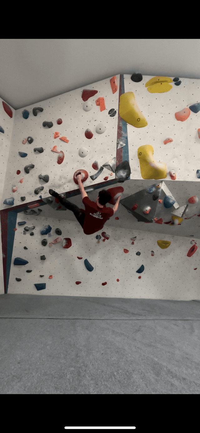 Avid climber - bouldering photo 2